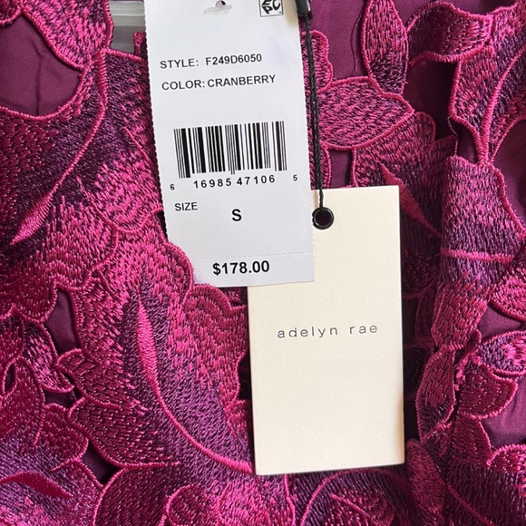 Adelyn Rae Eyelet Embroidered Puff Short Sleeve V-Neck Midi Cranberry Dress S - Picture 9 of 13